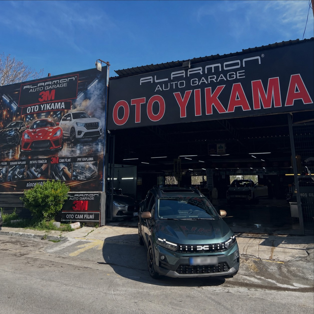 Alarmon Auto Garage önünde Dacia Sandero